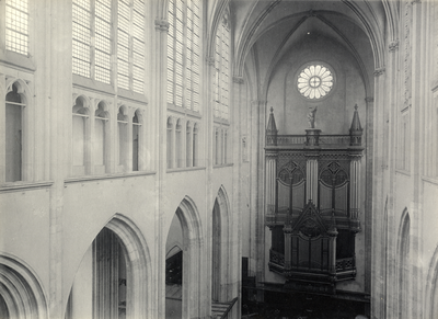 221746 Interieur van de Domkerk (Munsterkerkhof) te Utrecht: orgel, vanuit het triforium in het koor, uit het ...